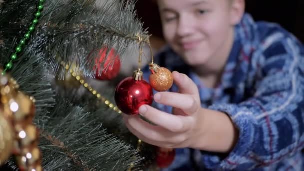 Glimlachende Jongen Onderzoekt Mooie Glimmende Opknoping Kerstboom Speelgoed Kerstboom Gelukkig — Stockvideo