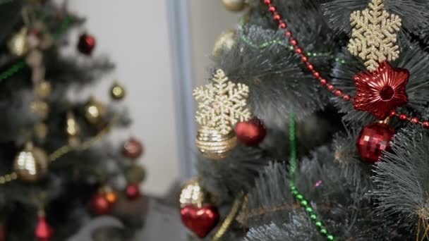 Árbol Navidad Adornado Con Juguetes Navidad Espejo Reflexión Reflejo Bolas — Vídeos de Stock