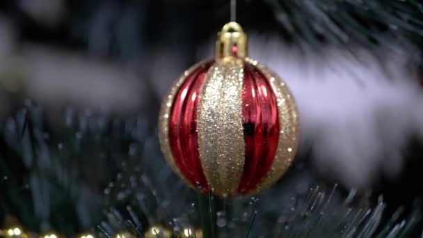 Zlatý Lesklý Vánoční Stromeček Visí Větvi Rozmazaném Pozadí Zavřít Rotace — Stock video