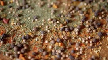 Renkli Baharatların Dönen Ahşap Arkaplanda Kurutulmuş Dill Falls. Kapatın. Ağır çekim. Hint baharatı karışımı, karabiber, zerdeçal, paprika, kişniş, kekik. Arkaplan, doku.