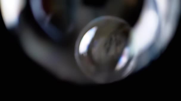 Zblízka Velké Mýdlové Bubliny Pomalu Padá Praskne Černém Pozadí Rozmazaný — Stock video