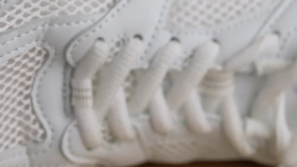 Nahaufnahme Perforiertes Weißes Leder Sneaker Oberflächenstruktur Schnürsenkel Netz Löcher Gewebestruktur — Stockvideo