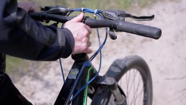 Ukraine Kamenskoe 2023 Närbild Man Händer Pushing Cykel Längs Sandy — Stockvideo