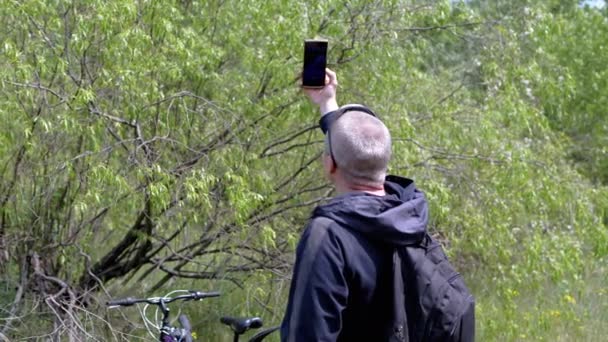 Mężczyzna Plecakiem Próbuje Złapać Sygnał Telefonu Komórkowego Lesie Liści Rowerzysta — Wideo stockowe