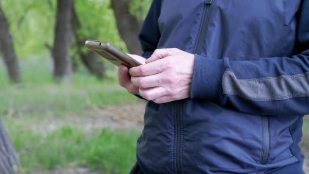 Mani Maschio Scorri Messaggio Uno Smartphone Nella Foresta Nella Natura — Video Stock