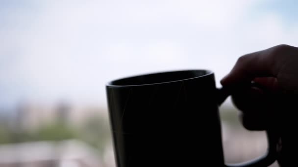 Siluet Sıcak Kahve Fincanı Bulanık Pencere Arkaplanındaki Elle Çay Kapatın — Stok video