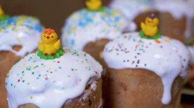 Yakından bakınca, Renkli Dondurmayla süslenmiş geleneksel Paskalya Pastaları. Proteinli taze paskalya pastaları, üzerinde küçük sarı tavuklar var. Dini Paskalya tatili. Aile birliği.