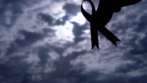 Kadın Ellerinin Silueti Gri Bulutların Arkasında Pembe Kurdele Gösteriyor Göğüs — Stok video