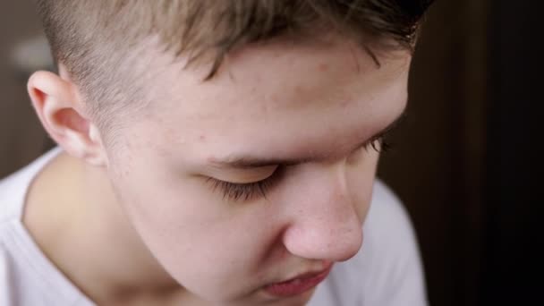 Närbild Ledsen Upprörd Förolämpade Barn Tittar Ner Isolerad Suddig Bakgrund — Stockvideo