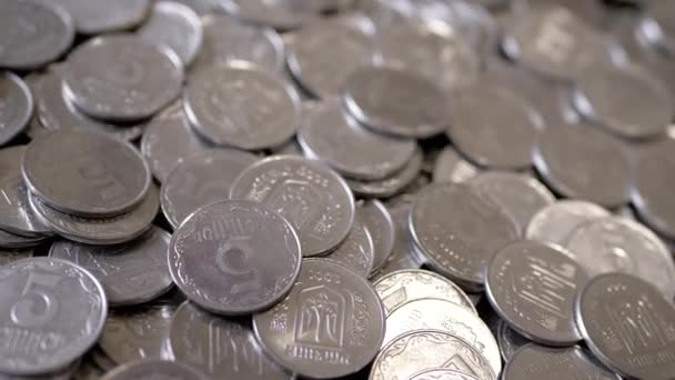 Монеты Попадают Груду Разбросанных Украинских Копеек Вращающемся Фоне Украинские Пенни — стоковое видео