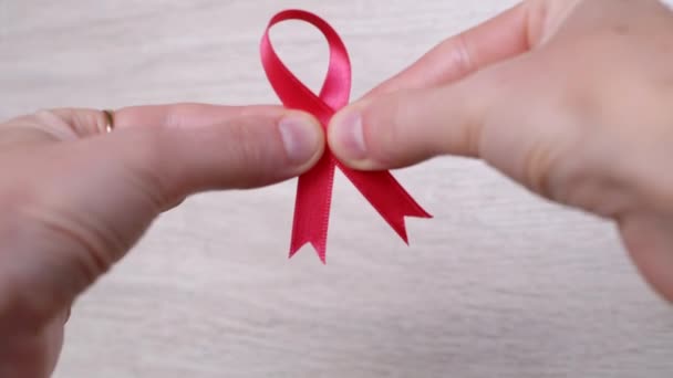 Beyaz Arkaplanda Pembe Kurdele Gösteren Kadın Kapatın Göğüs Kanseri Sembollü — Stok video