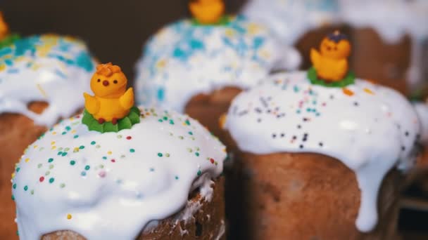 閉じる 色の氷で飾られたおいしい伝統的なイースターケーキを調理 タンパク質と新鮮な甘いイースターケーキ 少し黄色の鶏をトッピング 宗教的なイースターの休日 家族団結 — ストック動画