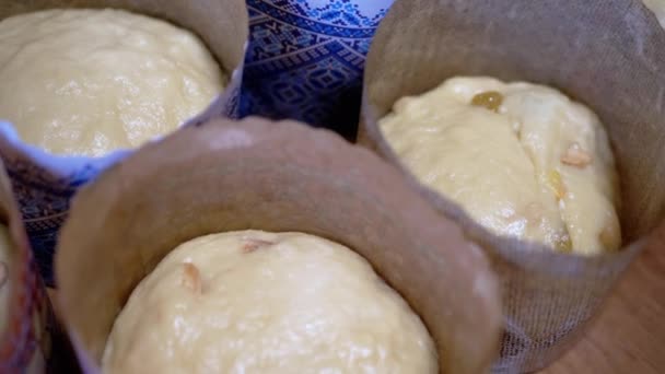 Ciasto Drożdżowe Rodzynkami Ciasto Wielkanocne Pergaminie Papierowe Danie Pieczenia Świeże — Wideo stockowe