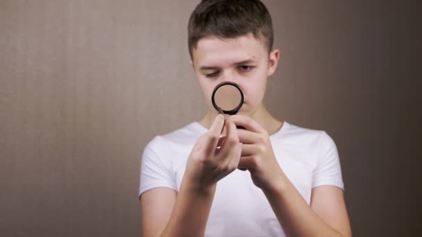 Közelkép Tinédzser Vizsgálja Talált Érmét Egy Nagyítón Keresztül Kíváncsi Fiú — Stock videók