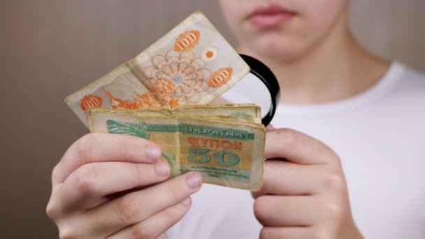 Teenager Untersucht Altes Ukrainisches Geld Gutscheine Durch Eine Lupe Aus — Stockvideo