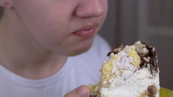 Close Face Child Eating Large Piece Cake Cream Brownie Chico — Vídeo de stock