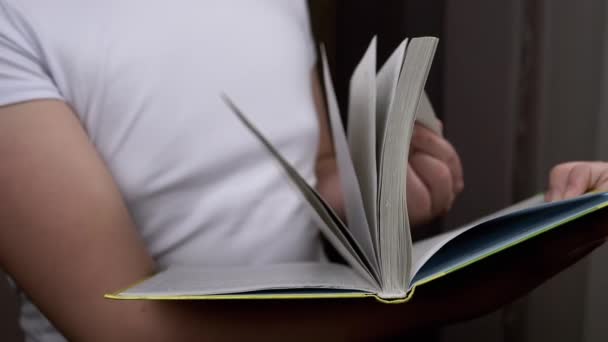 Close Unrecognizable Boy Flipping Pages Book Inglés Persona Pie Sosteniendo — Vídeo de stock