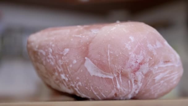Duży Kawałek Mrożonego Mięsa Pokryty Lodową Skorupą Obracającym Się Tle — Wideo stockowe