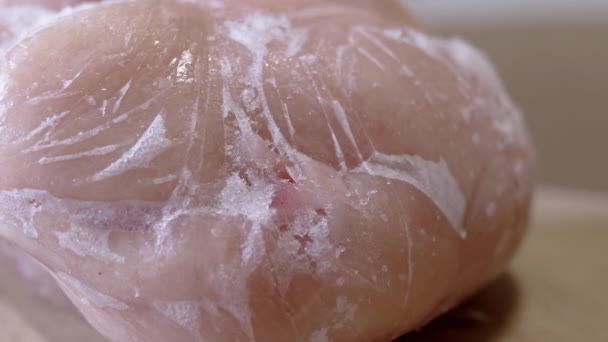 Velký Kus Zmrazeného Masa Pokrytý Ledovou Kůrou Rotujícím Pozadí Zavřít — Stock video