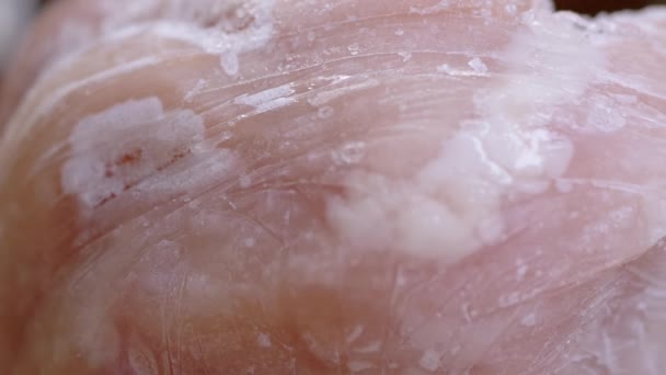 Grand Morceau Viande Congelée Recouvert Une Croûte Glace Sur Fond — Video