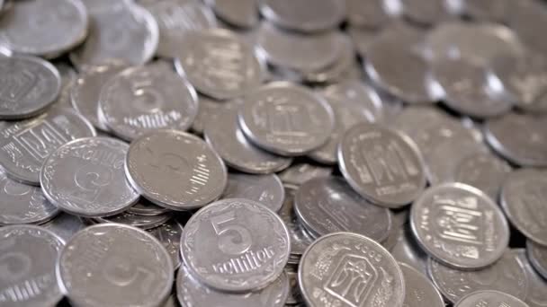 閉じます 回転背景に散乱銀コインの多く お金の背景 ウクライナのペニー コペック 金融危機貯蓄蓄積 ウクライナの紋章 — ストック動画