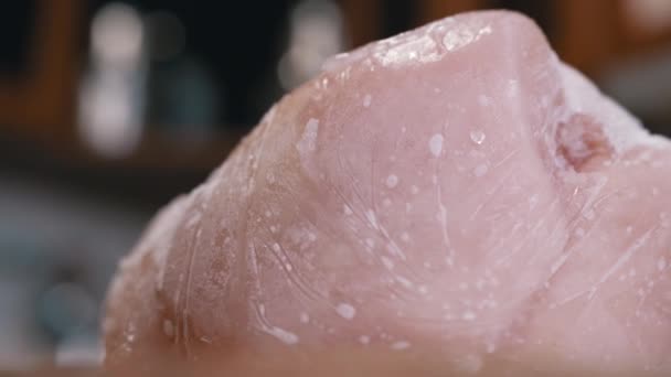 Большой Кусок Замороженного Мяса Покрытый Ледяной Коркой Вращающемся Фоне Закрывай — стоковое видео