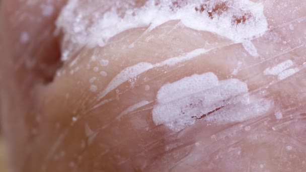 Großes Stück Gefrorenes Fleisch Bedeckt Mit Einer Eiskruste Auf Rotierendem — Stockvideo