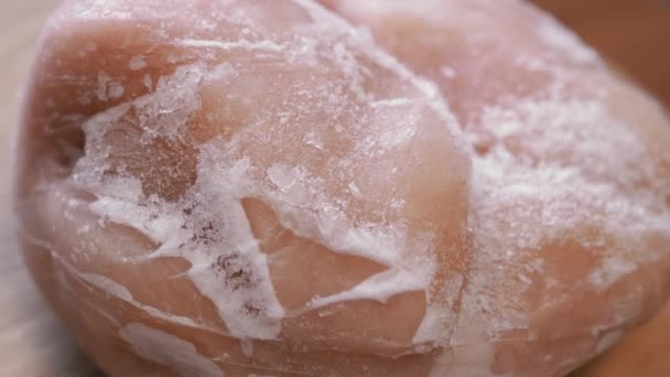 Великий Шматок Замороженого Яса Покритого Льодовою Скоринкою Обертовому Тлі Близько — стокове відео