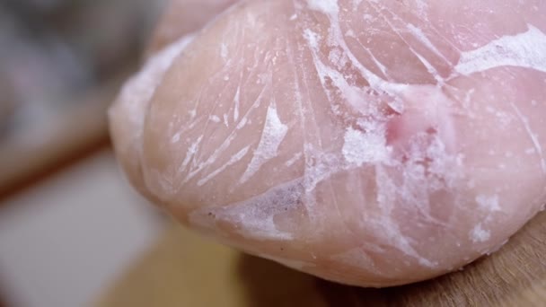 얼어붙은 고기로 커다란 솜뭉치가 흔들리는 얼어붙은 먼지로 얼어붙은 닭고기 충전재에 — 비디오