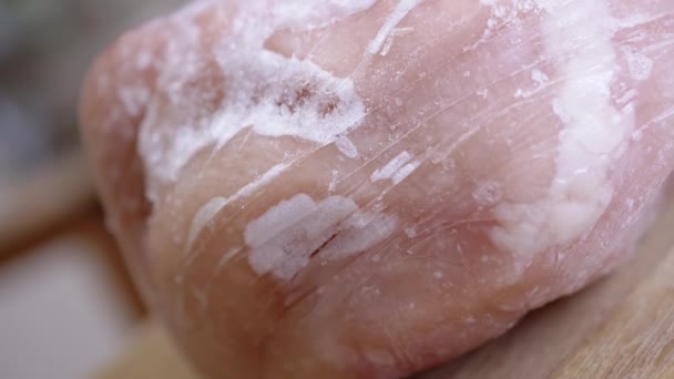 얼어붙은 고기로 커다란 솜뭉치가 흔들리는 얼어붙은 먼지로 얼어붙은 닭고기 충전재에 — 비디오