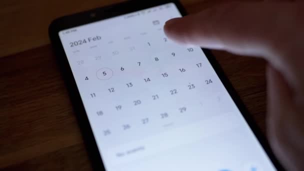 Дівчина Додає Нову Подію Електронному Календарному Додатку Смартфон Екран Рука — стокове відео