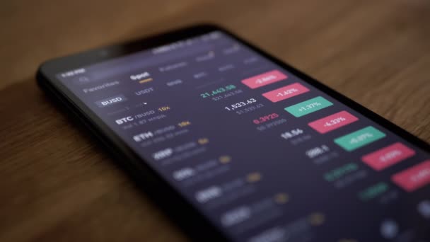 Cryptocurrency Exchange Price Data App Mobile Phone Screen Inglés Cambio — Vídeo de stock
