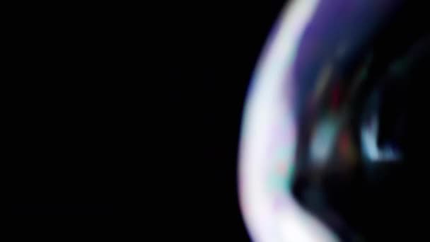Разноцветный Большой Мыльный Пузырь Растет Лопается Пустом Чёрном Фоне Всплеск — стоковое видео