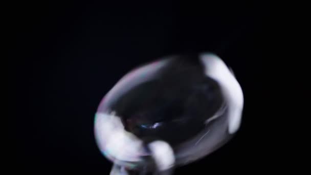 カラフルな石鹸の泡は 隔離された黒の背景に空の空間に飛びます 多くの虹の透明な泡がランダムに回転し 浮遊し 落下する 燃えるような動き 選択的フォーカス 抽象的 ゲームだ スローモーション — ストック動画