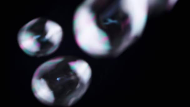 Barevné Mýdlové Bubliny Létat Prázdném Prostoru Izolovaném Černém Pozadí Mnoho — Stock video