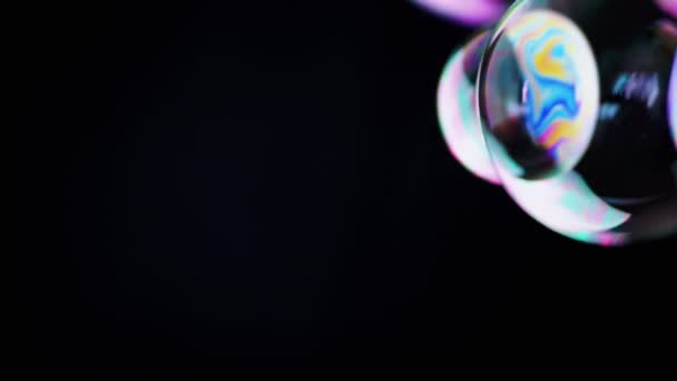 Bunte Seifenblasen Fliegen Einem Leeren Raum Auf Isoliertem Schwarzen Hintergrund — Stockvideo
