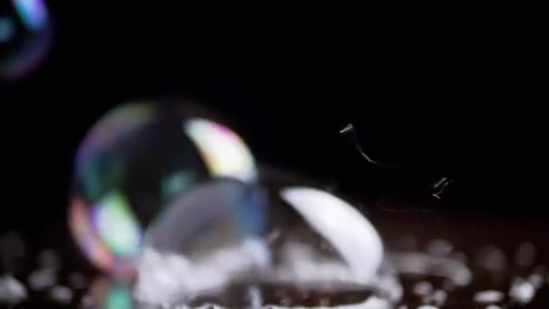 Vicino Sacco Colorate Bolle Sapone Incollate Insieme Una Superficie Legno — Video Stock