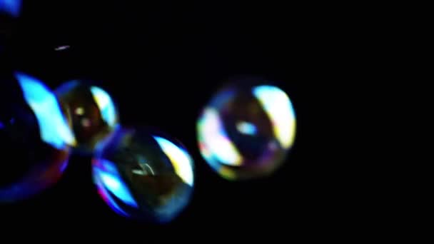 Färgglada Såpbubblor Flyga Ett Tomt Utrymme Isolerad Svart Bakgrund Många — Stockvideo