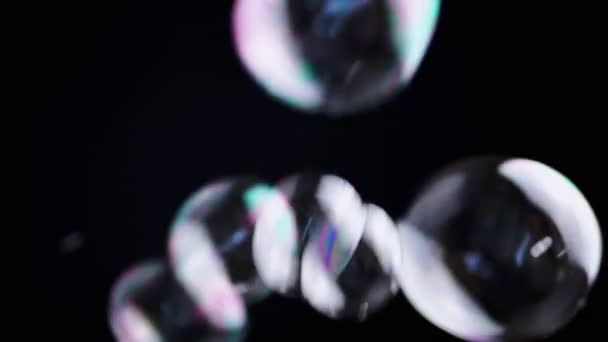 Kleurrijke Zeepbellen Vlieg Een Lege Ruimte Geïsoleerde Zwarte Achtergrond Veel — Stockvideo