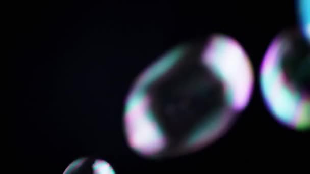 Πολύχρωμο Σαπούνι Φυσαλίδες Πετούν Ένα Κενό Χώρο Απομονωμένο Μαύρο Φόντο — Αρχείο Βίντεο