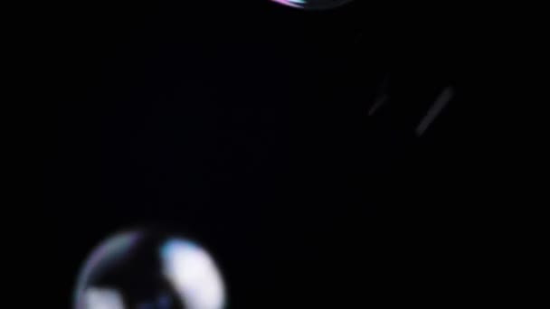 Барвисті Мильні Бульбашки Летять Порожньому Просторі Ізольованому Чорному Тлі Багато — стокове відео
