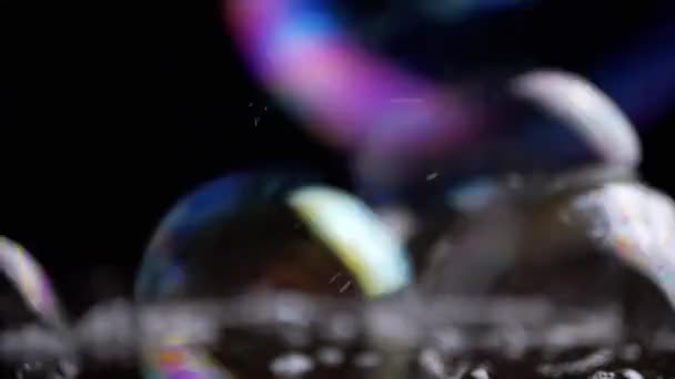 Großaufnahme Kleben Viele Bunte Seifenblasen Auf Einer Hölzernen Oberfläche Transparente — Stockvideo