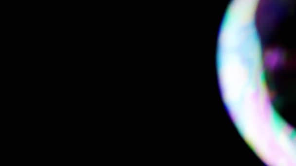 Une Grande Bulle Savon Multicolore Pousse Éclate Sur Fond Noir — Video
