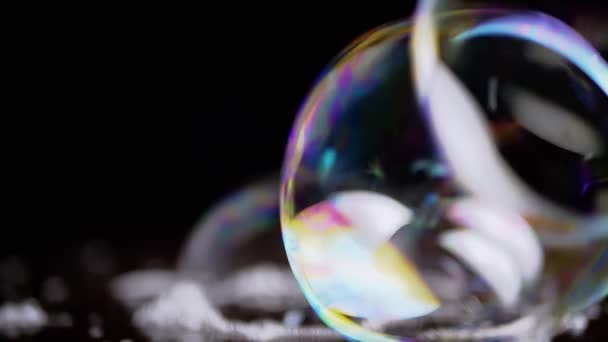Großaufnahme Kleben Viele Bunte Seifenblasen Auf Einer Hölzernen Oberfläche Transparente — Stockvideo