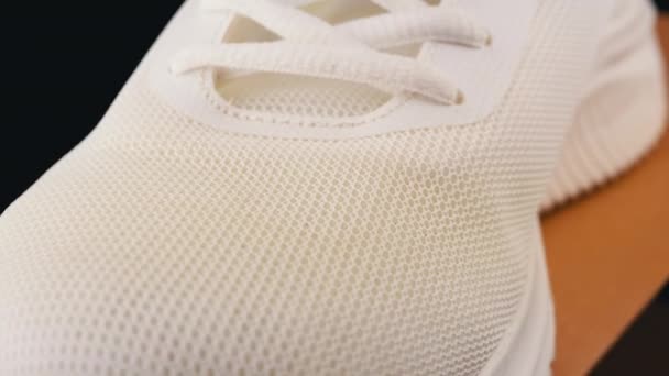 Κοντινό Πλάνο Breathable Sports White Perforated Sneakers Πλευρική Άποψη Της — Αρχείο Βίντεο