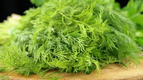 Zamknij Rotation Juicy Fresh Herbs Dill Cebula Pietruszka Desce Drewnianej — Wideo stockowe