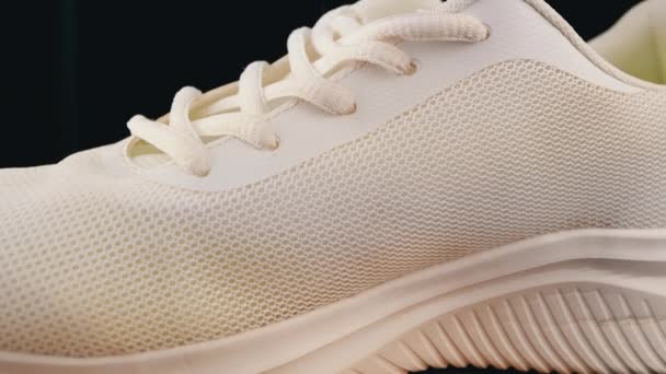 Close Esportes Respiráveis Branco Perfurado Sneakers Vista Lateral Sola Textura — Vídeo de Stock