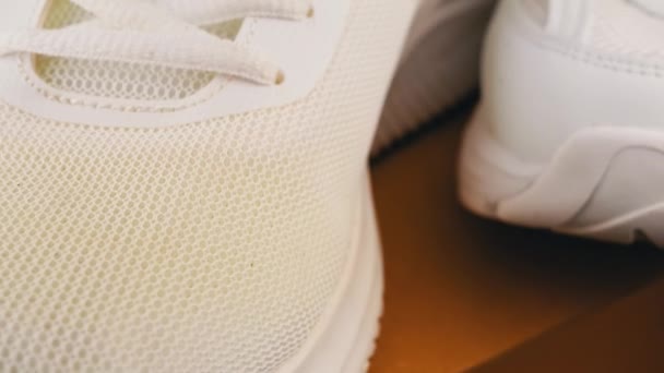Close Dois Pares Brancos Diferentes Tênis Perfurados Dedo Sapato Textura — Vídeo de Stock