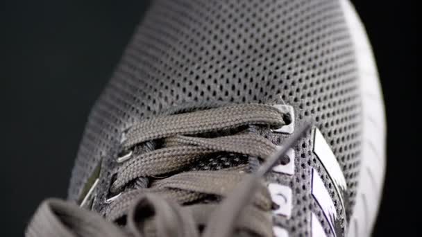 Kézi Forgatás Fekete Textil Perforált Cipők Egy Fekete Háttér Textúra — Stock videók