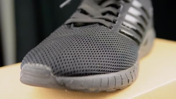 Yakından Spor Siyah Performanslı Spor Ayakkabıları Üst Manzara Doku Ince — Stok video
